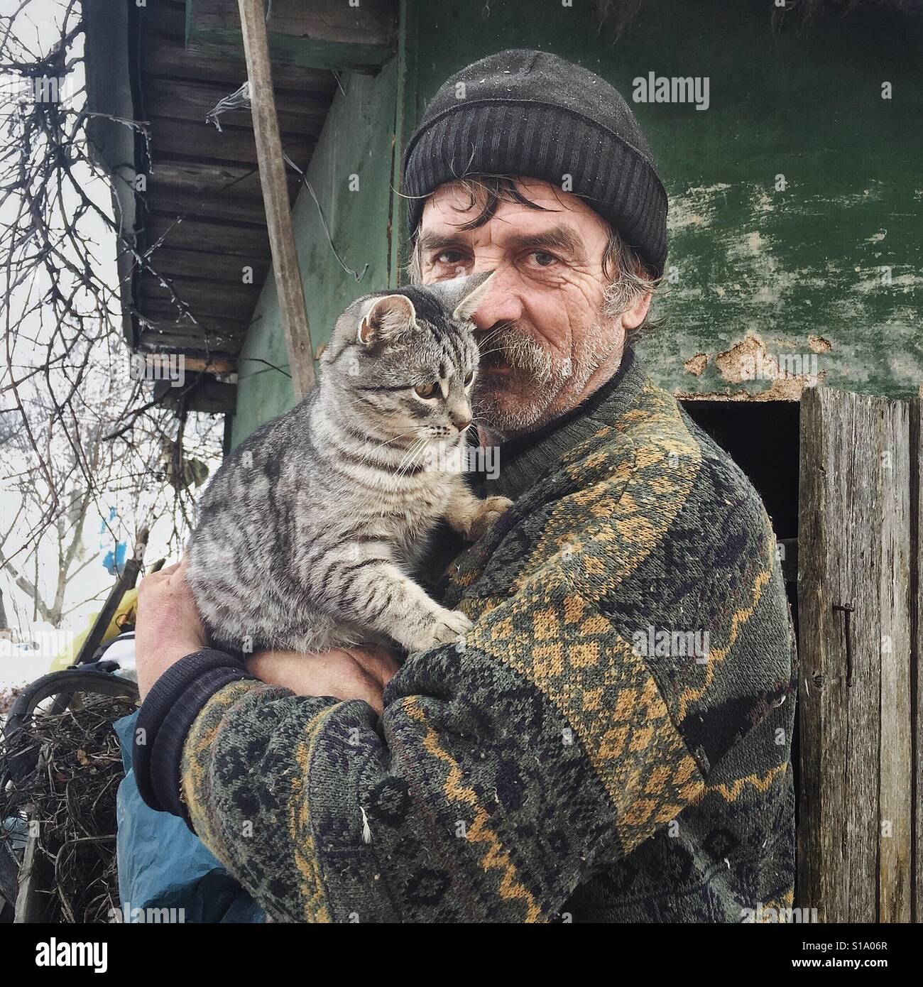 Vieil homme avec un chat Banque D'Images
