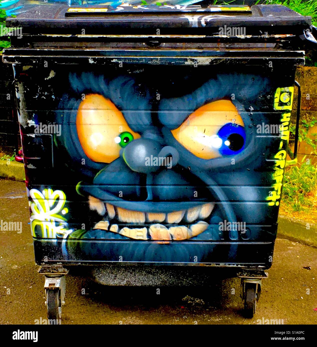 Monster Wheelie Bin Street Art Brick Lane, London - Image de stock capturée avec un smartphone