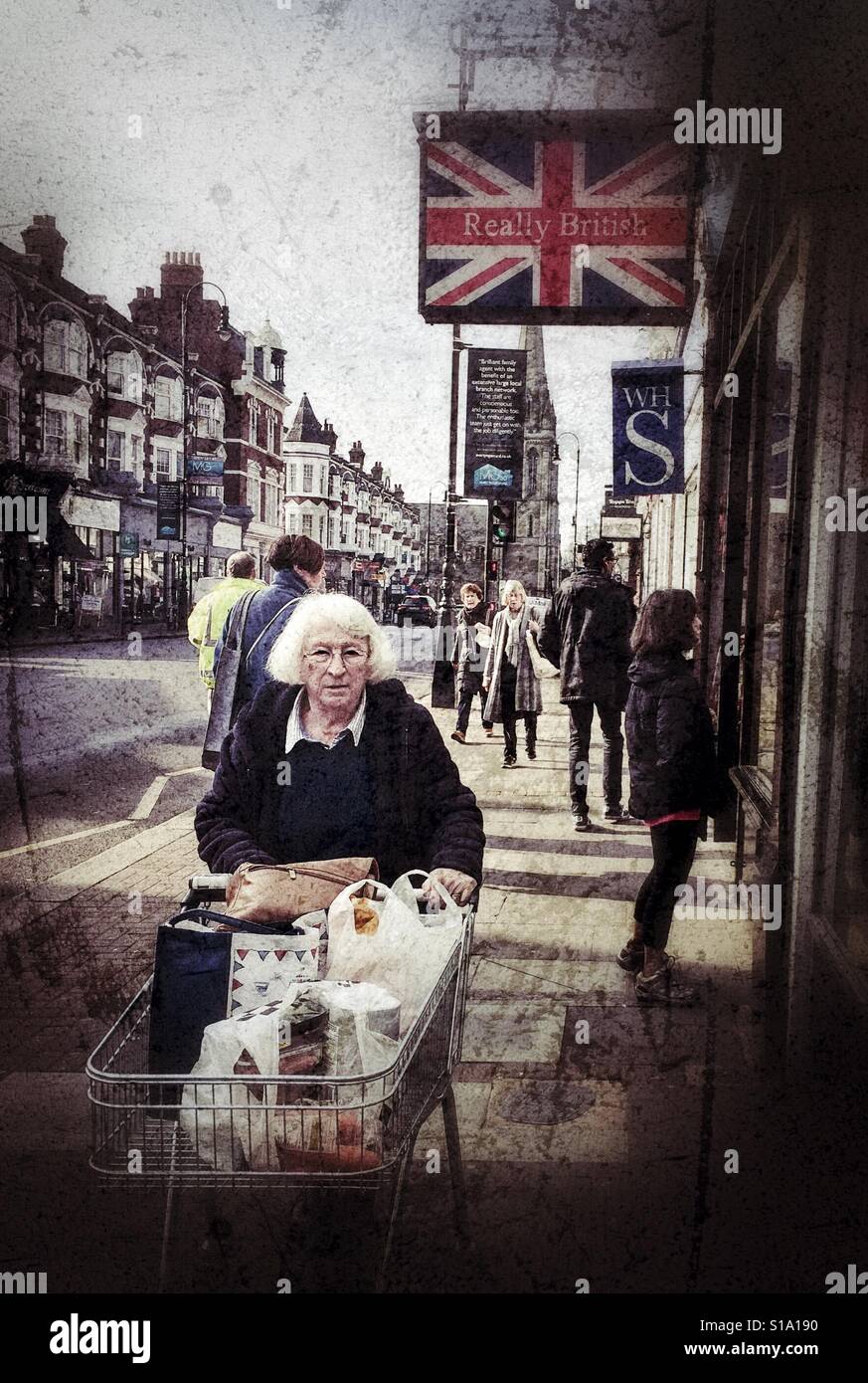 Shopping sur la high street - Image de stock capturée avec un smartphone