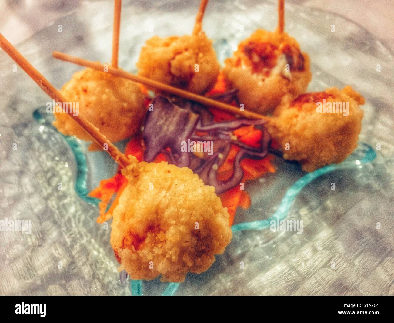 Boules de fromage frit dans un bar à tapas espagnol Banque D'Images