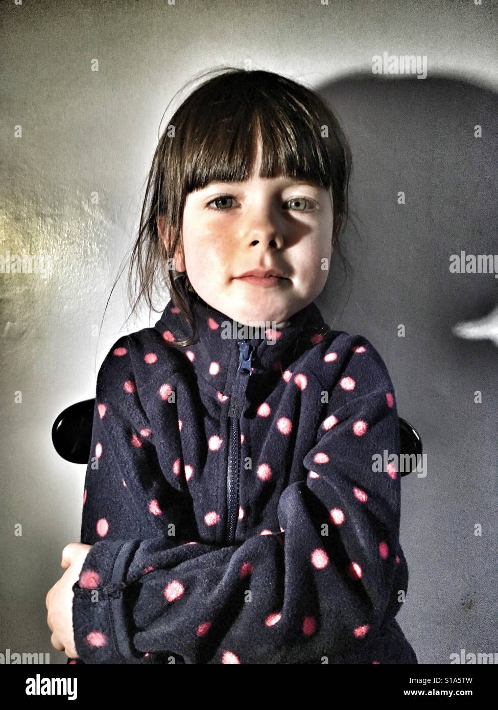 5-year old girl wearing poker dot fleece - Image de stock capturée avec un smartphone