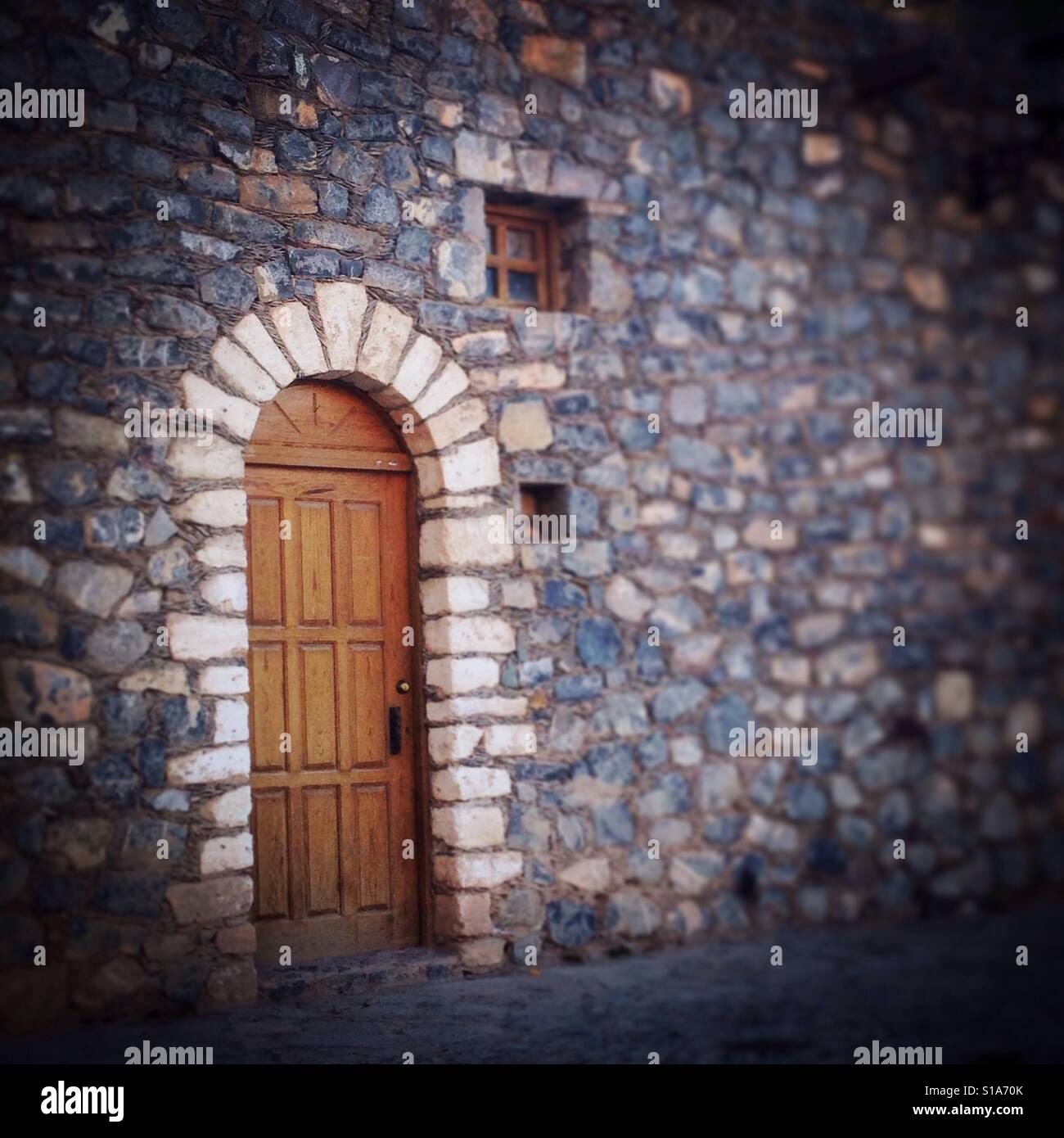 Porte fermée à côté du tunnel menant à l'ancienne ville minière de Real de Catorce Etat de San Luis Potosi, au Mexique. L'espace derrière la porte est utilisé par les vendeurs lors de la foire annuelle de la ville. Banque D'Images