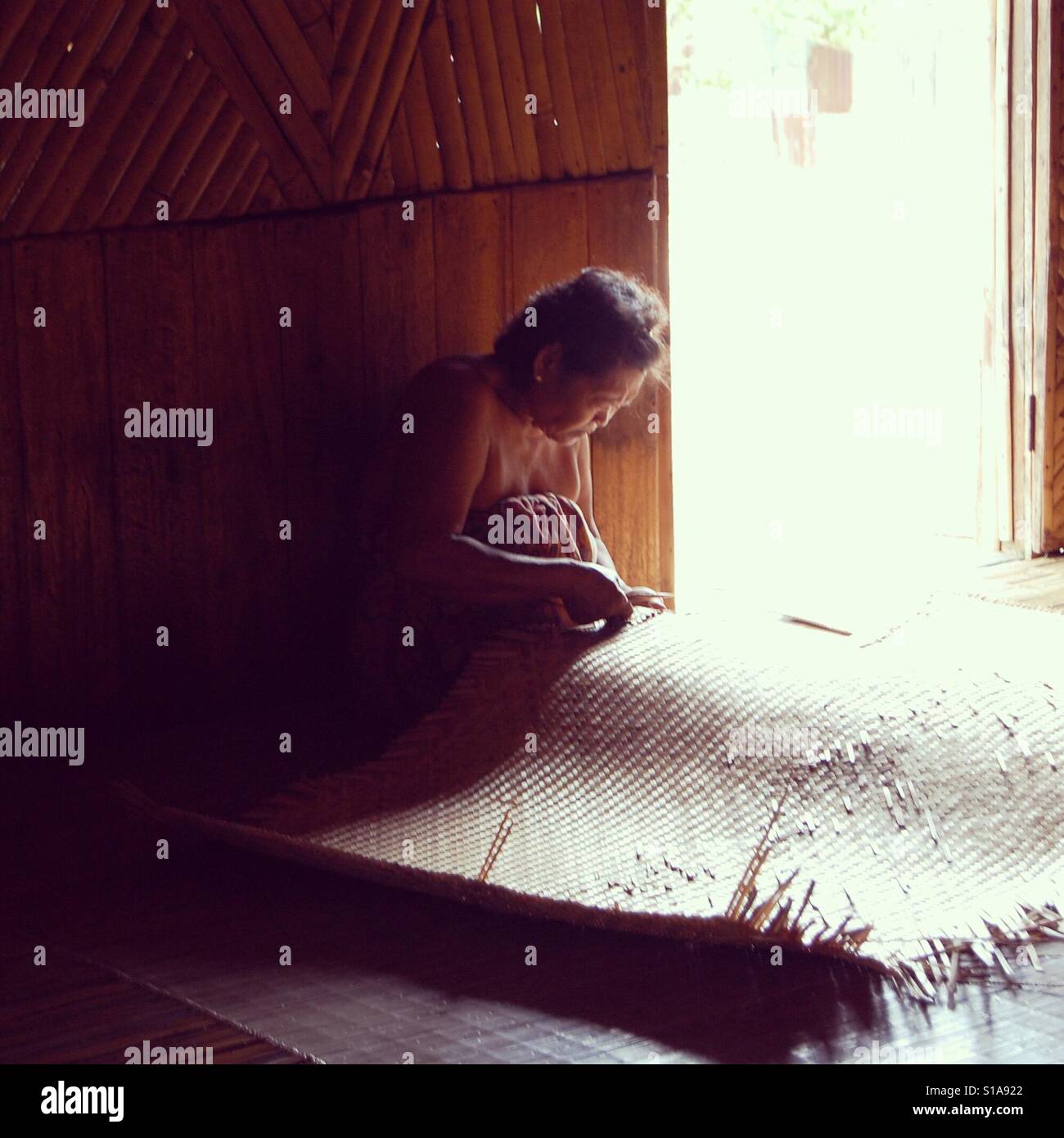 Iban Femme tissant dans la longue maison, Batang Ai, Bornéo Banque D'Images