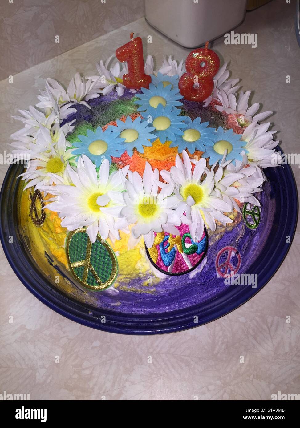 Filles 18e anniversaire gâteau était aussi tie dye dans tout de même. Banque D'Images