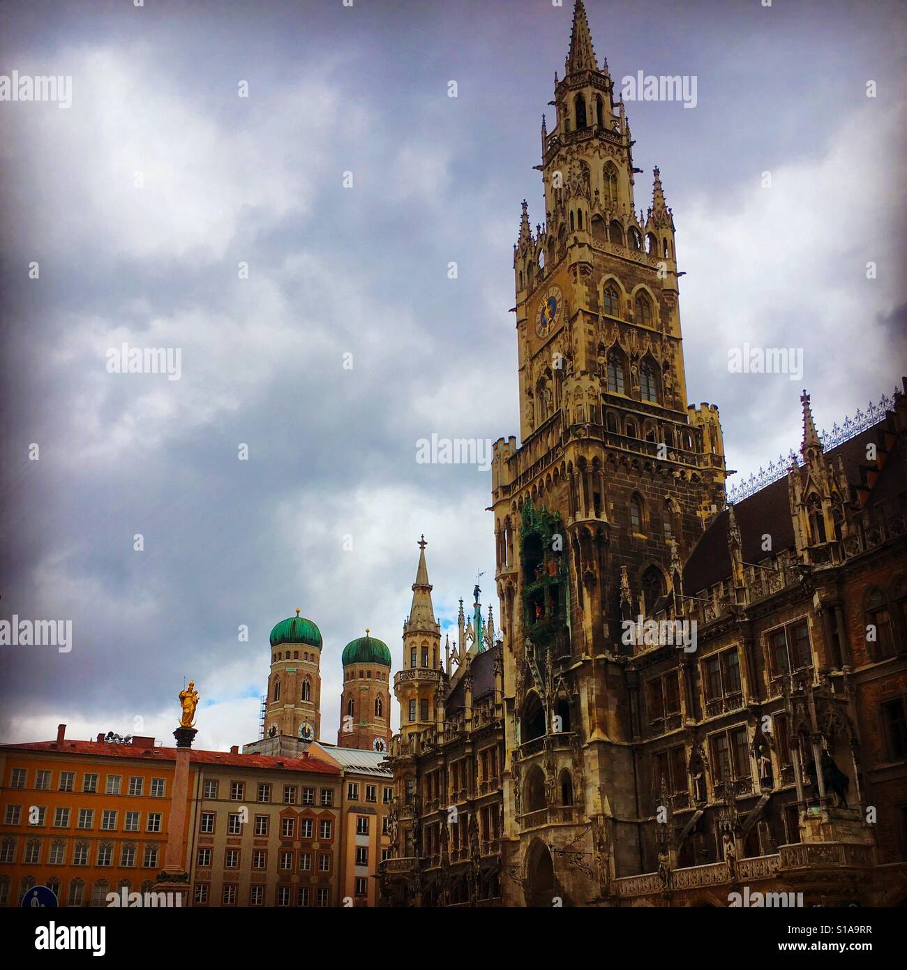 Mairie et église Notre Dame de la place Marienplatz, Munich - Image de stock capturée avec un smartphone