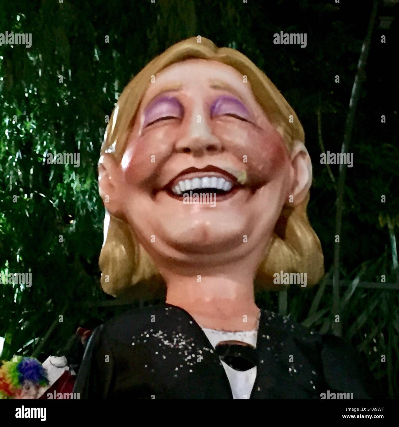 Modèle en papier mâché de candidat à l'élection présidentielle française, Marine Le Pen durant la belle semaine sainte. Banque D'Images