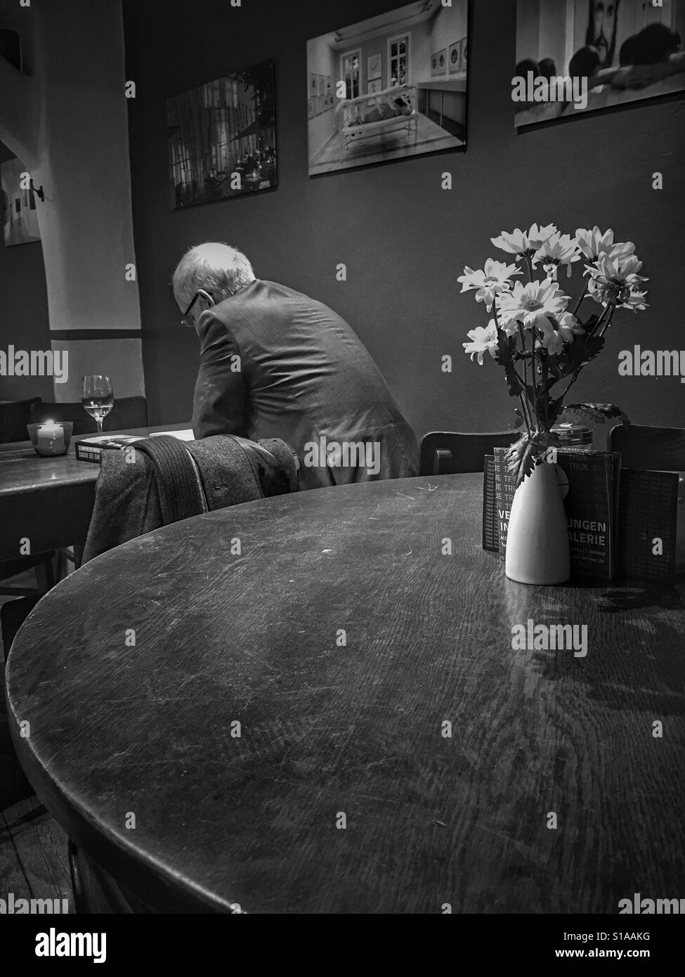 Un homme assis seul et boire un verre de vin blanc Banque D'Images