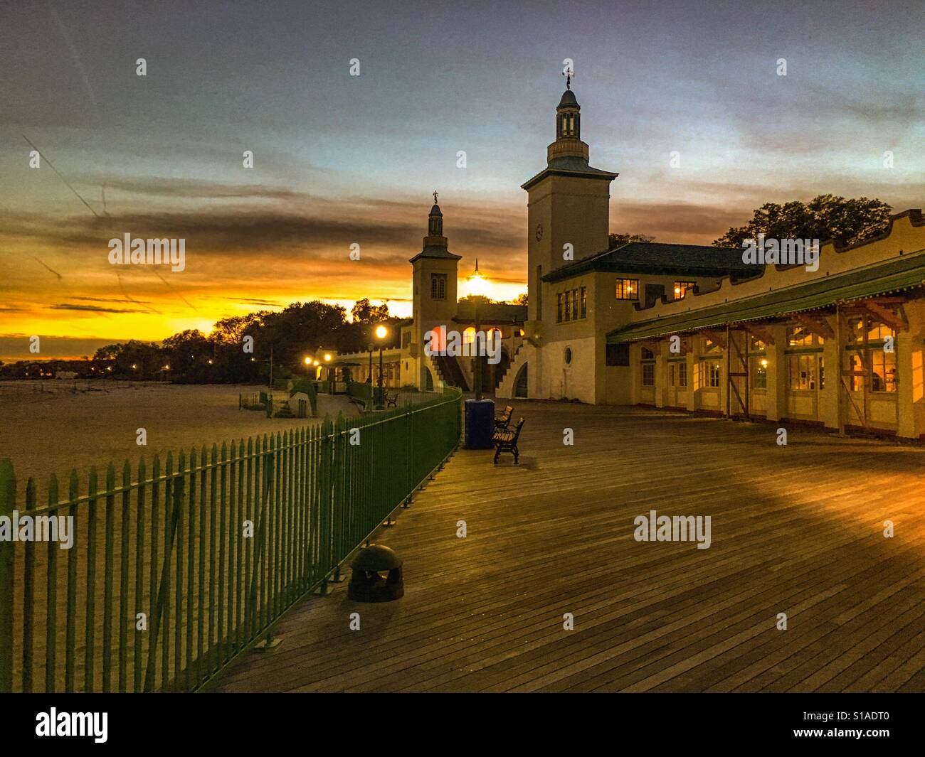 Rye Playland promenade et plage de seigle New York Westchester County tourisme voyage bâtiments Art Déco rétro et passerelle en bois monument historique au coucher du soleil, heure d'or - Image de stock capturée avec un smartphone