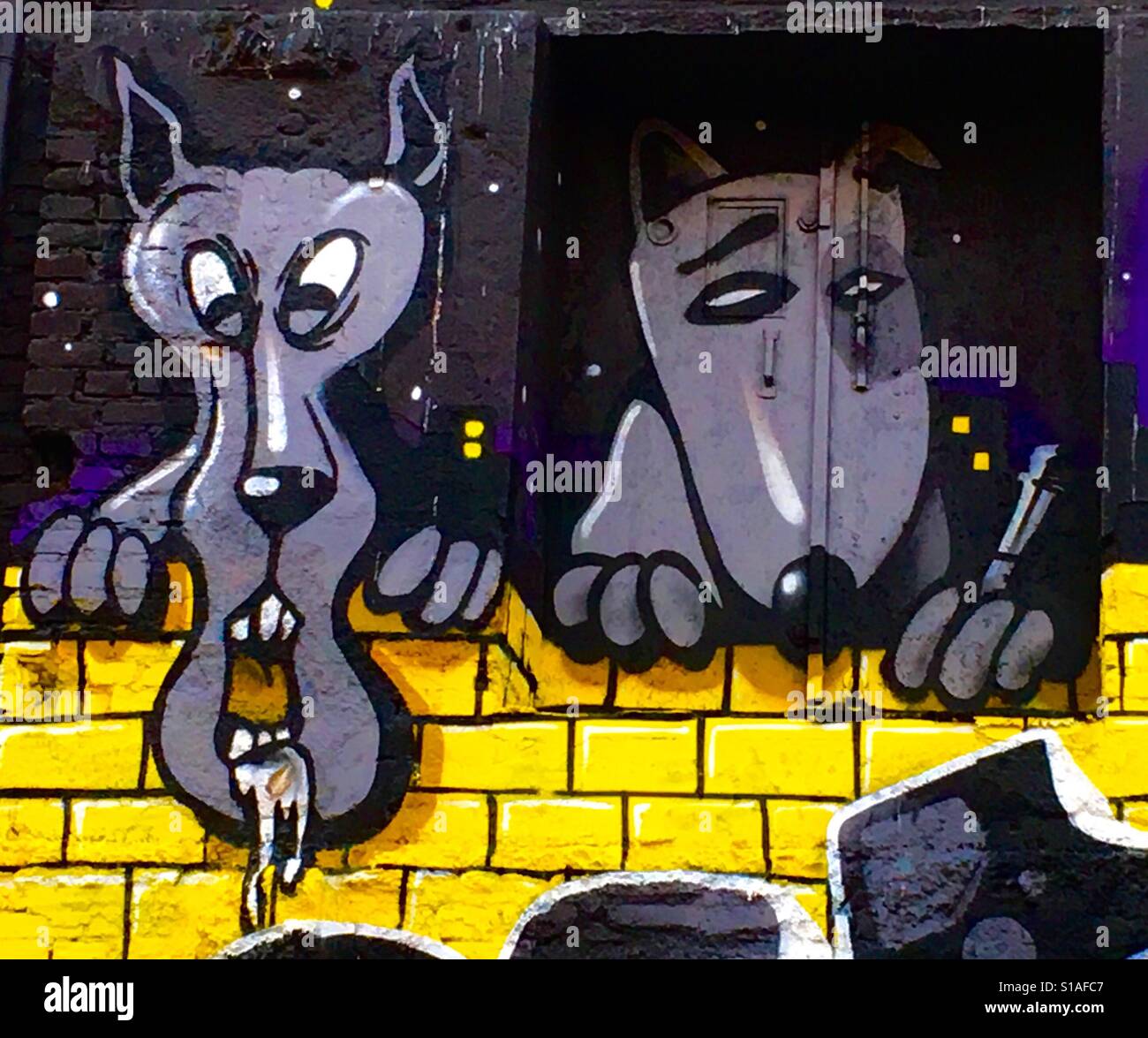 Deux chiens cartoon appuyée sur un mur, l'un fumeur Munich, Allemagne - Image de stock capturée avec un smartphone