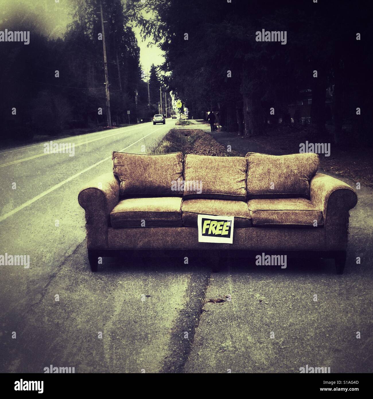 Canapé libre sur un côté de la route en ville de banlieue USA Banque D'Images