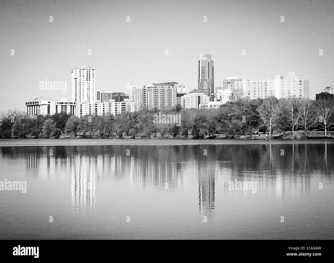 Une photo en noir et blanc d'Austin Texas skyline de partout au lac Lady Bird Banque D'Images