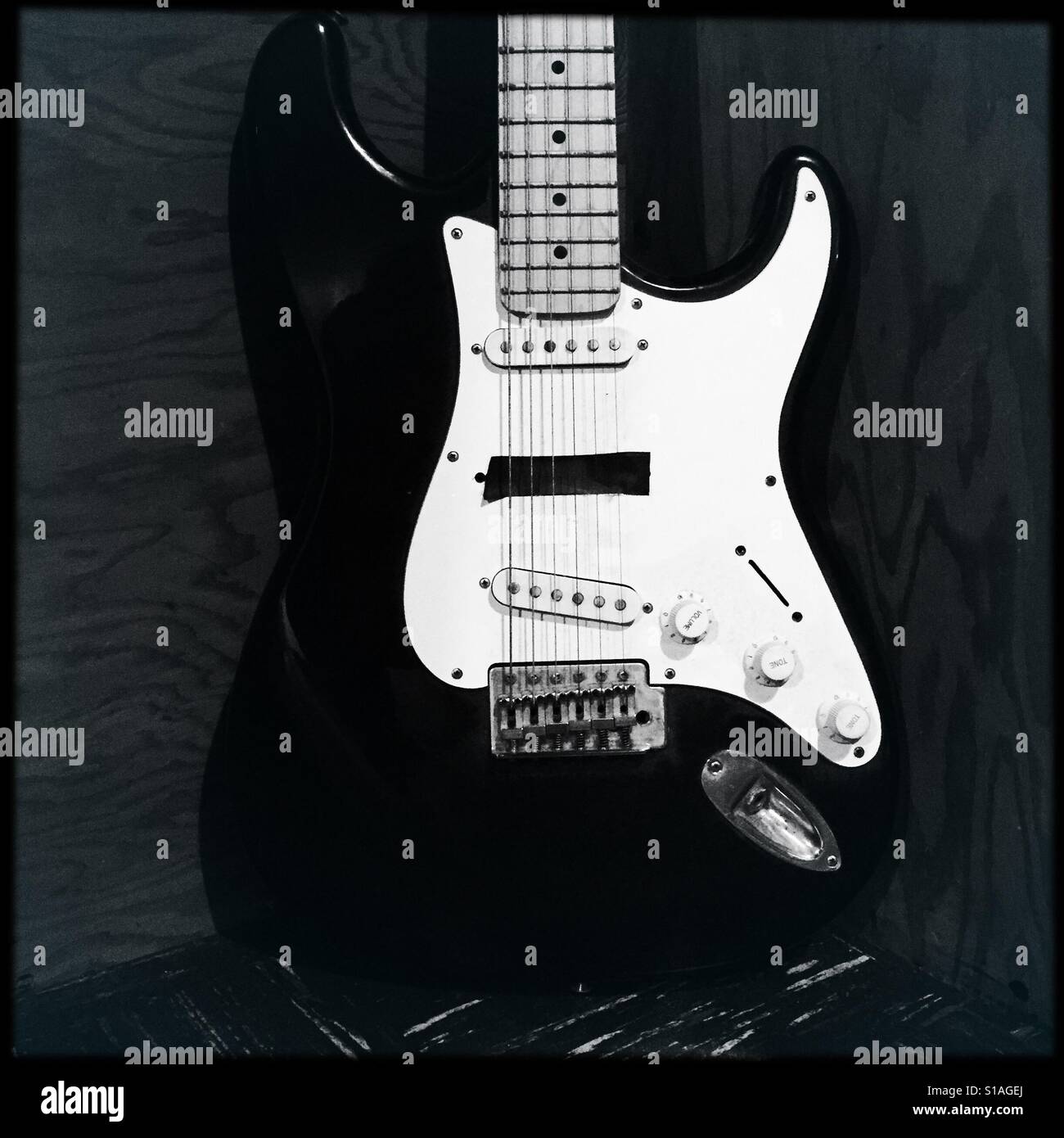 Vieille guitare électrique Banque de photographies et d'images à haute  résolution - Alamy