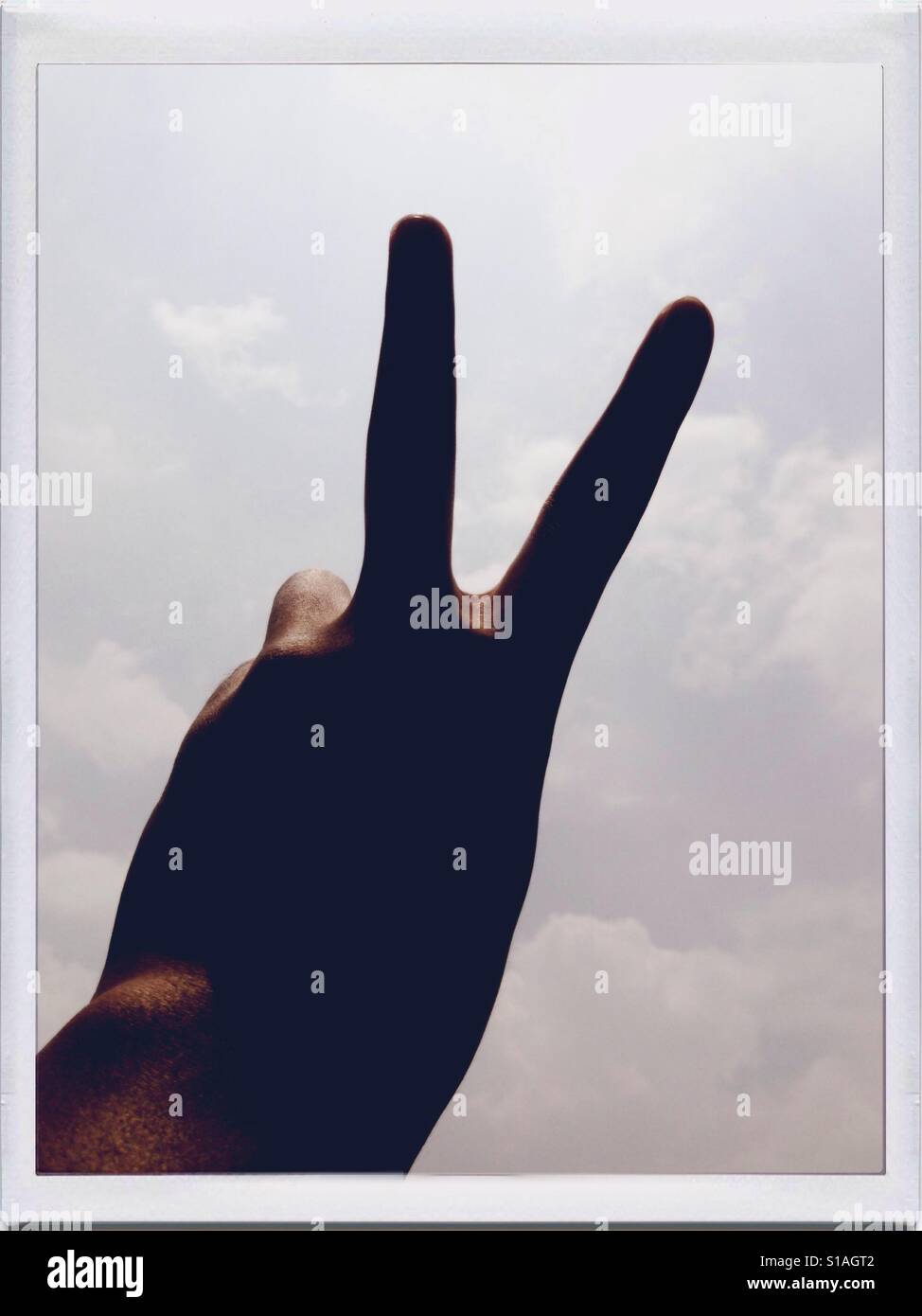 Signe de Paix à la main avec le fond de ciel Banque D'Images