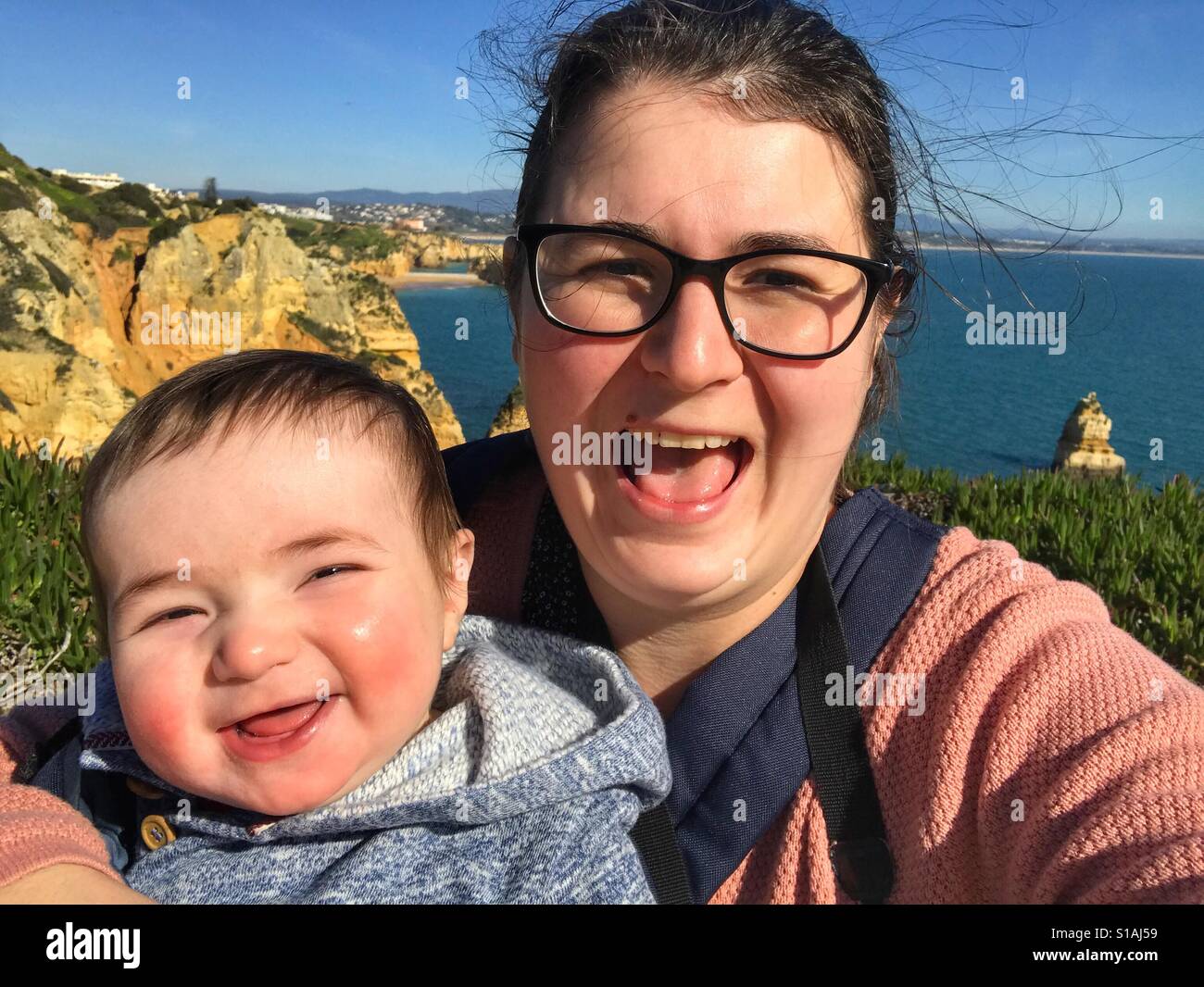 La mère et l'enfant Lagos Algarve Portugal selfies - Image de stock capturée avec un smartphone