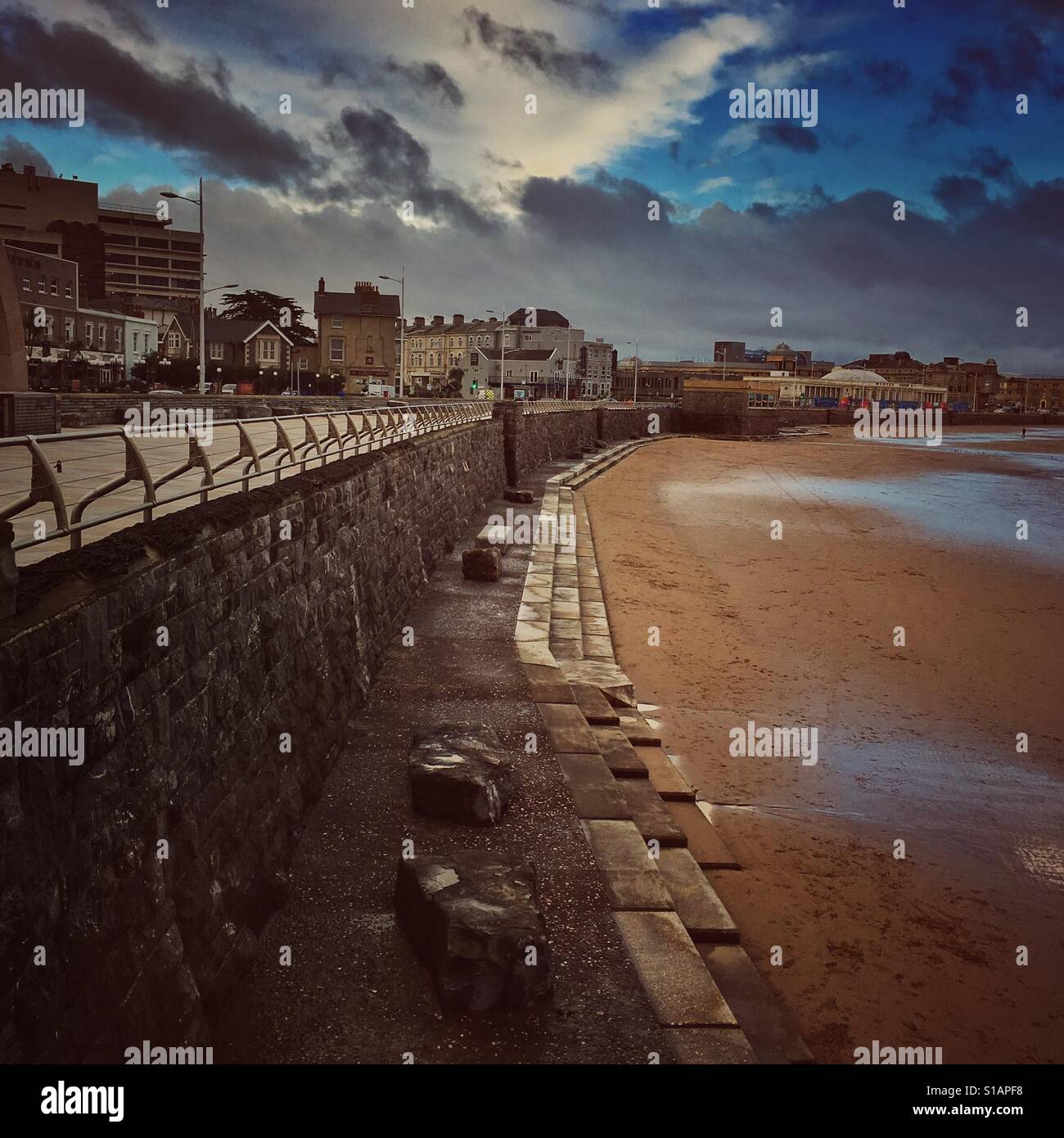 Plage vide sur un jour de mauvais temps, Weston super Mare, North Somerset, Angleterre Banque D'Images