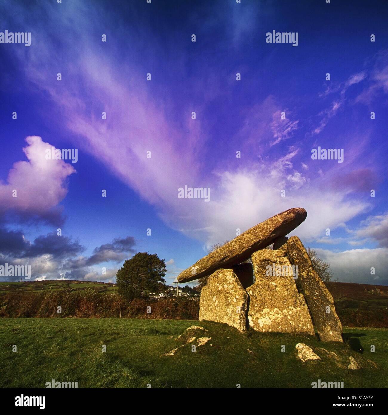 Dolmen de Cornouailles, tombe ancienne sous un ciel d'hiver chaud Banque D'Images