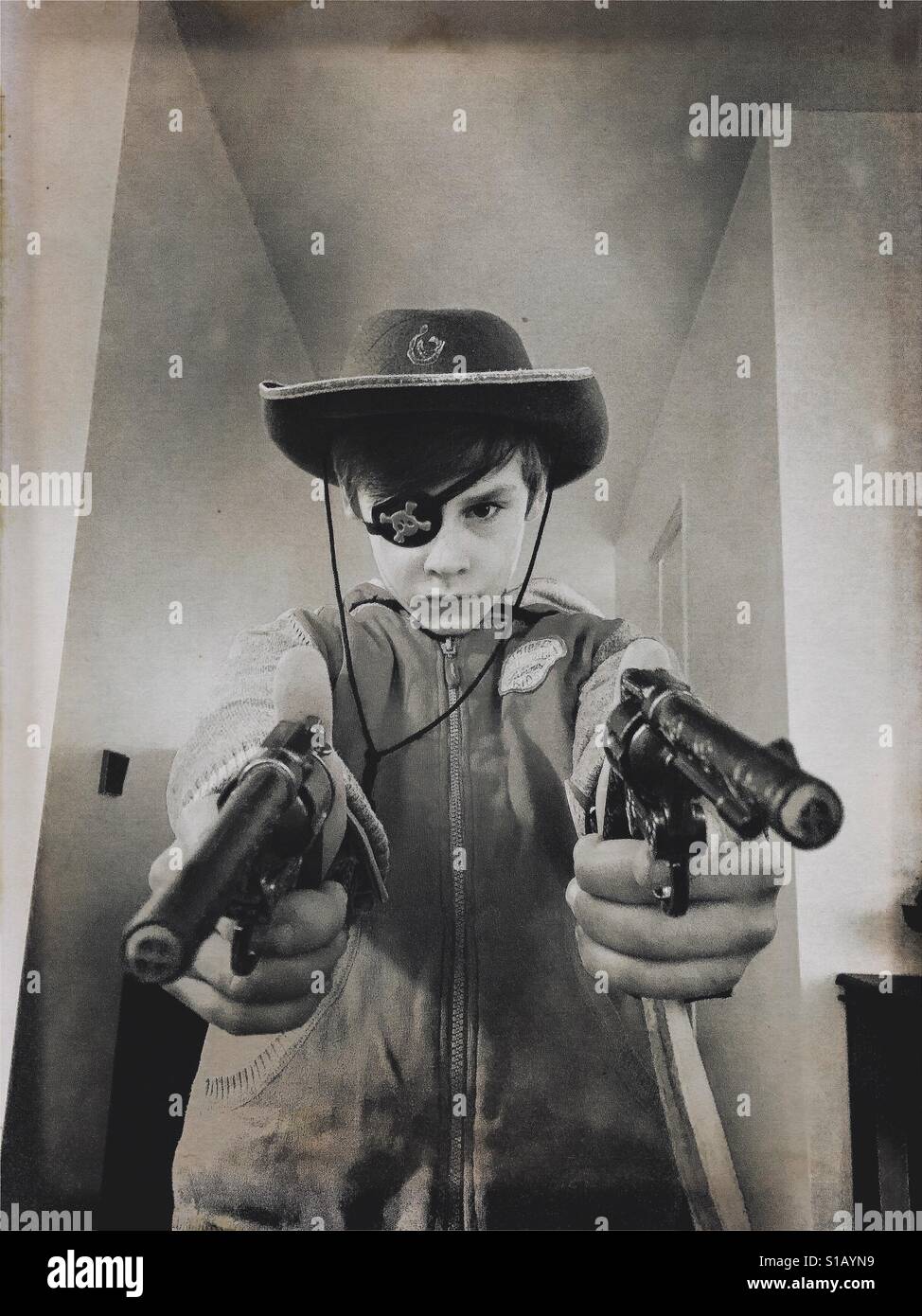 Jeune garçon avec un pistolet jouet et de hat Banque D'Images