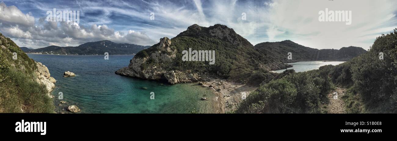 Porto Timoni double bay à Afionas Corfu Grèce. Banque D'Images