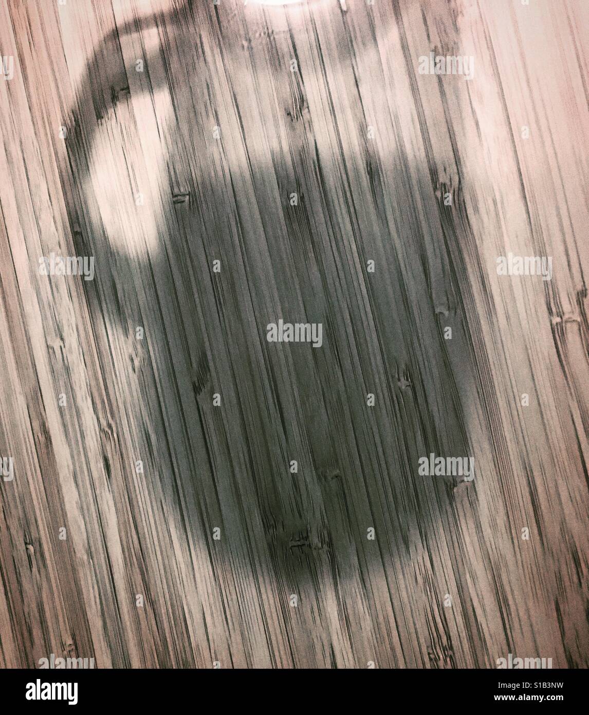 Ombre d'un mug exprimés sur une surface de bambou - Image de stock capturée avec un smartphone