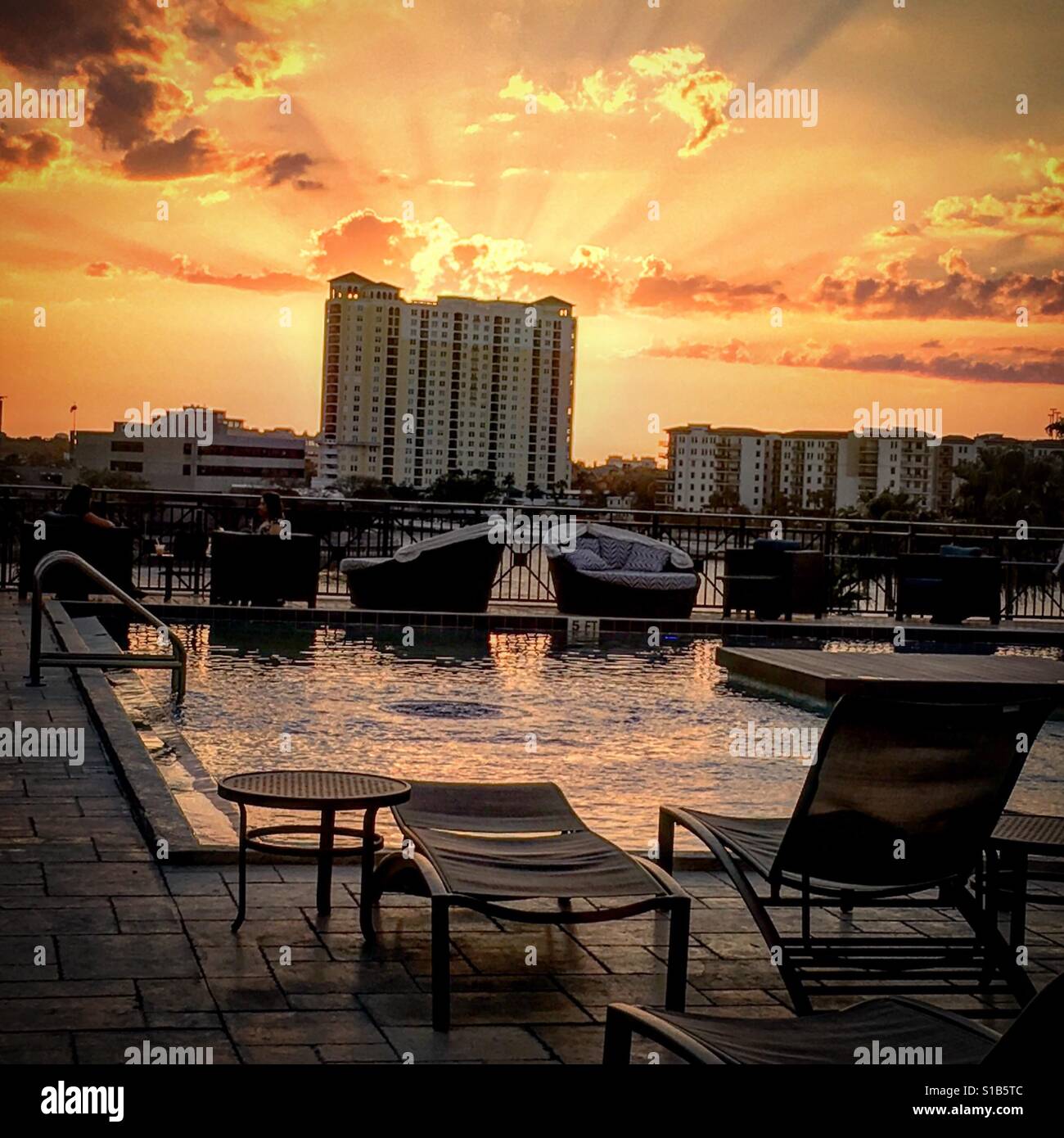 Coucher de soleil sur la piscine en plein air à l'hôtel Marriott Tampa Floride 700 S Ave, Tampa, FL 33602 Banque D'Images