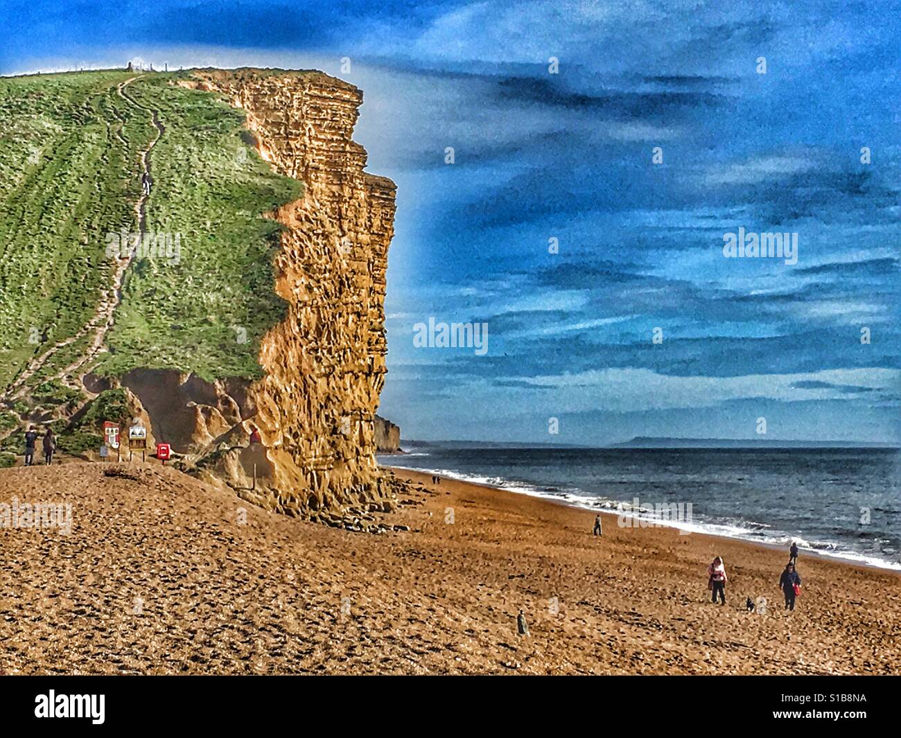 Chemin côtier du sud-ouest au cours de l'érosion des falaises de West Bay, sur la côte jurassique, Dorset, Angleterre. - Image de stock capturée avec un smartphone