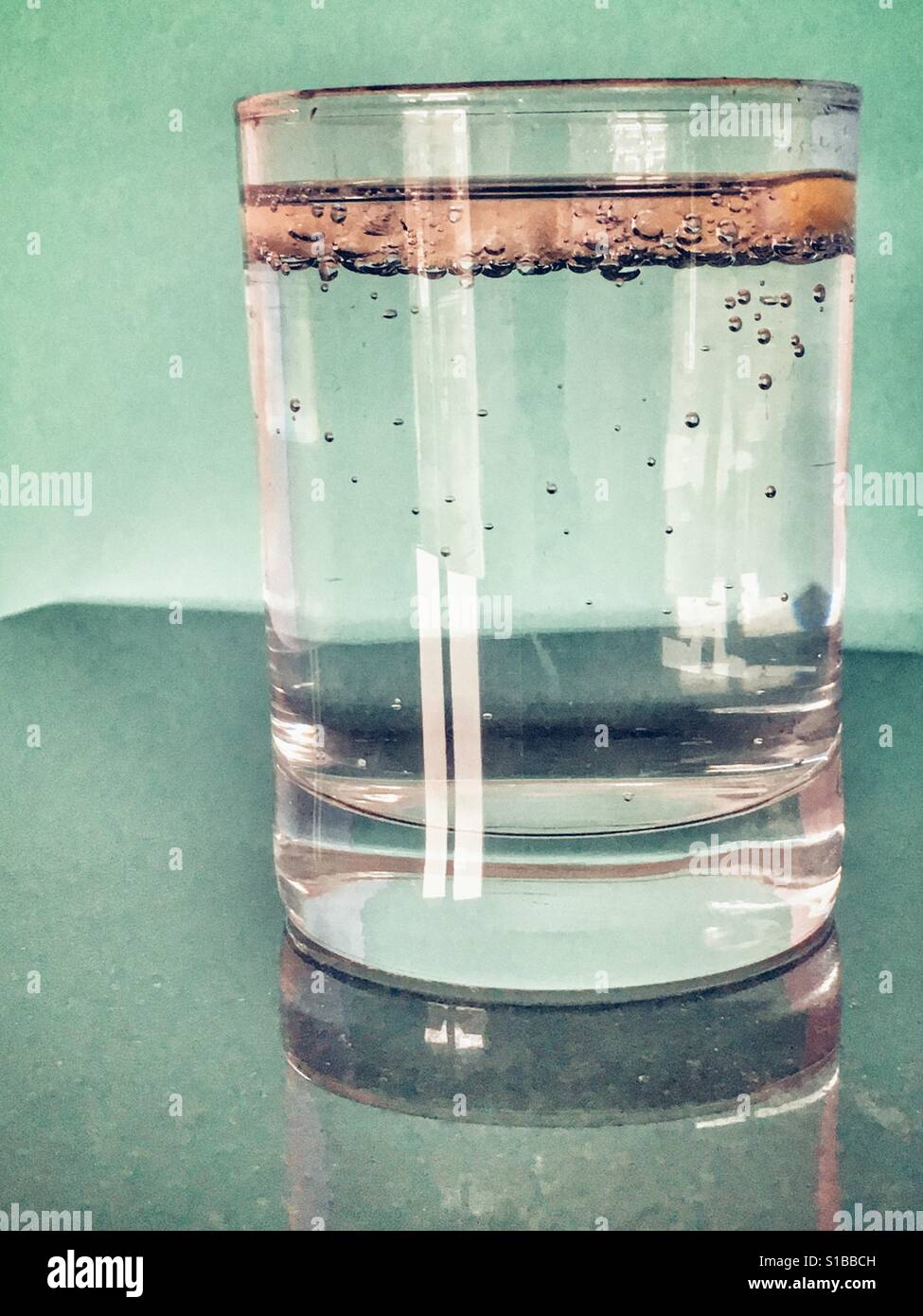 Verre d'une boisson gazeuse avec une tranche de citron sur le dessus flottant - Image de stock capturée avec un smartphone