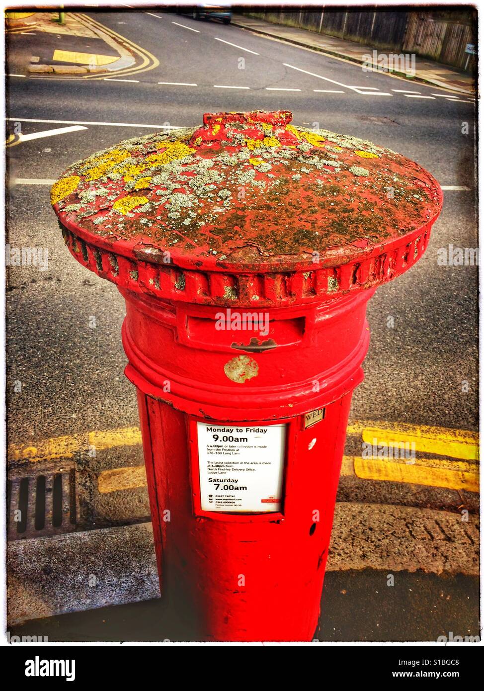 Post box rouge surmontée moisis - Image de stock capturée avec un smartphone