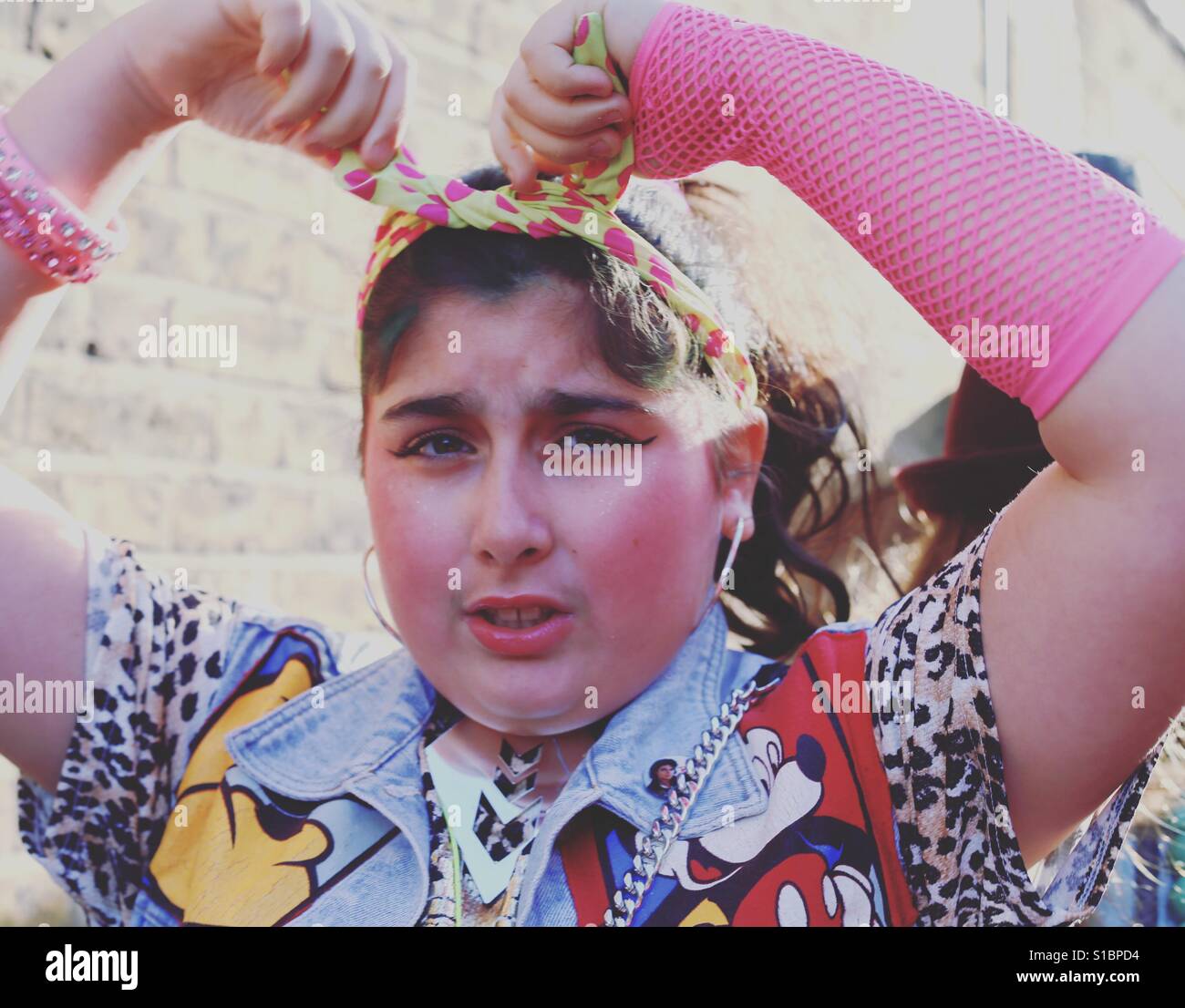 Young woman with pink gloves Banque D'Images