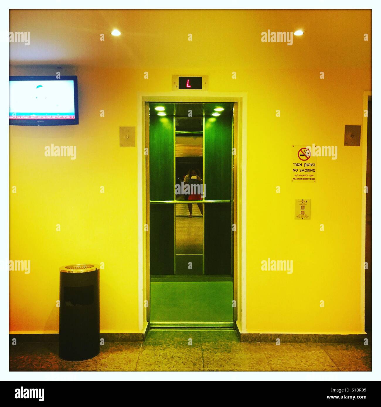 Ascenseur vert ouvert dans immeuble Art Déco Banque D'Images