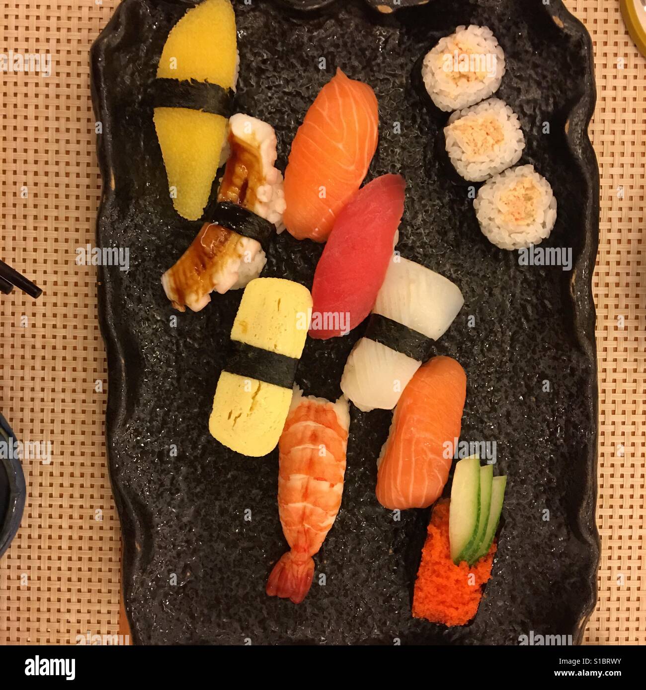 Une plaque sushi classique Banque D'Images