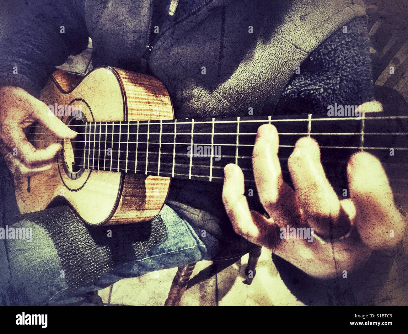 La lecture d'une guitare romantique du 19ème siècle, copie d'un Panormo Fecit, Close up of hands sur le doigt de sélection Banque D'Images