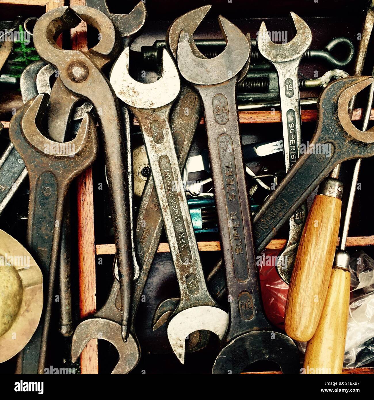 Vieux outils à un marché aux puces Banque D'Images
