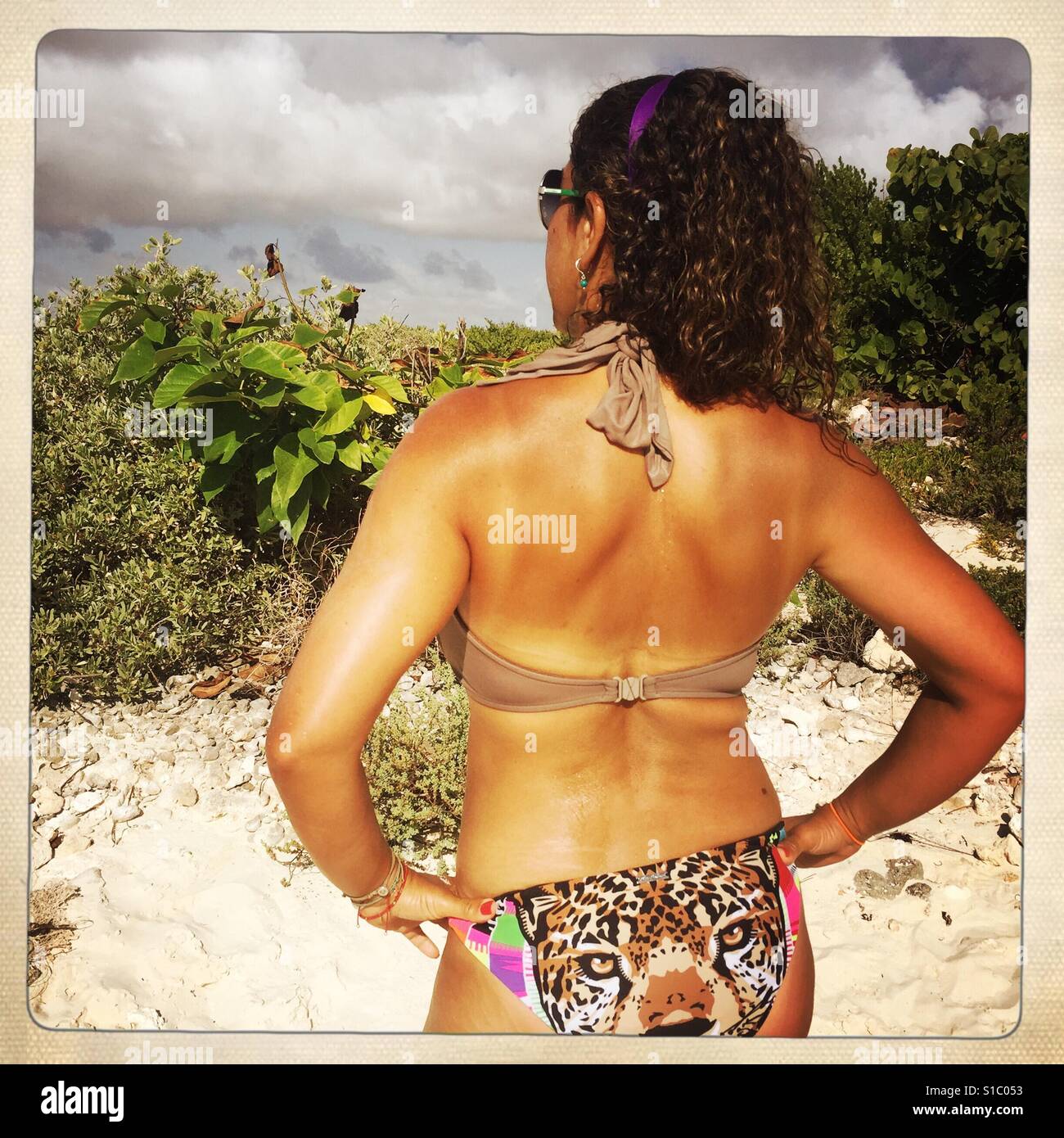 Fille sur la plage en bikini tigre Banque D'Images