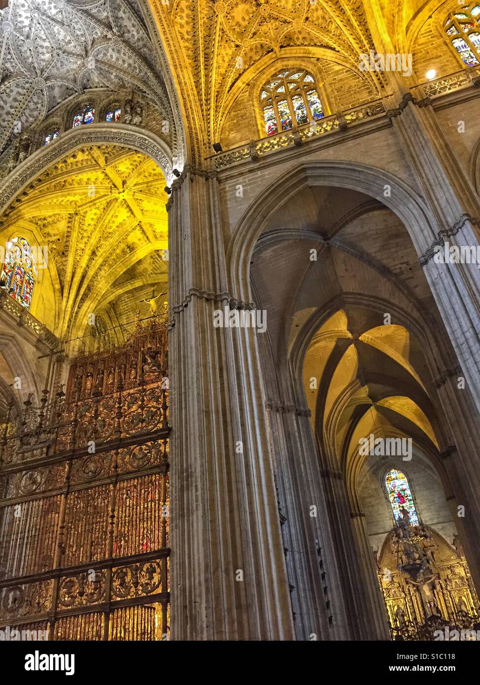 Des arcs gothiques et des colonnes de la Cathédrale de Séville, catedral, Andalousie, sud de l'Espagne - Image de stock capturée avec un smartphone