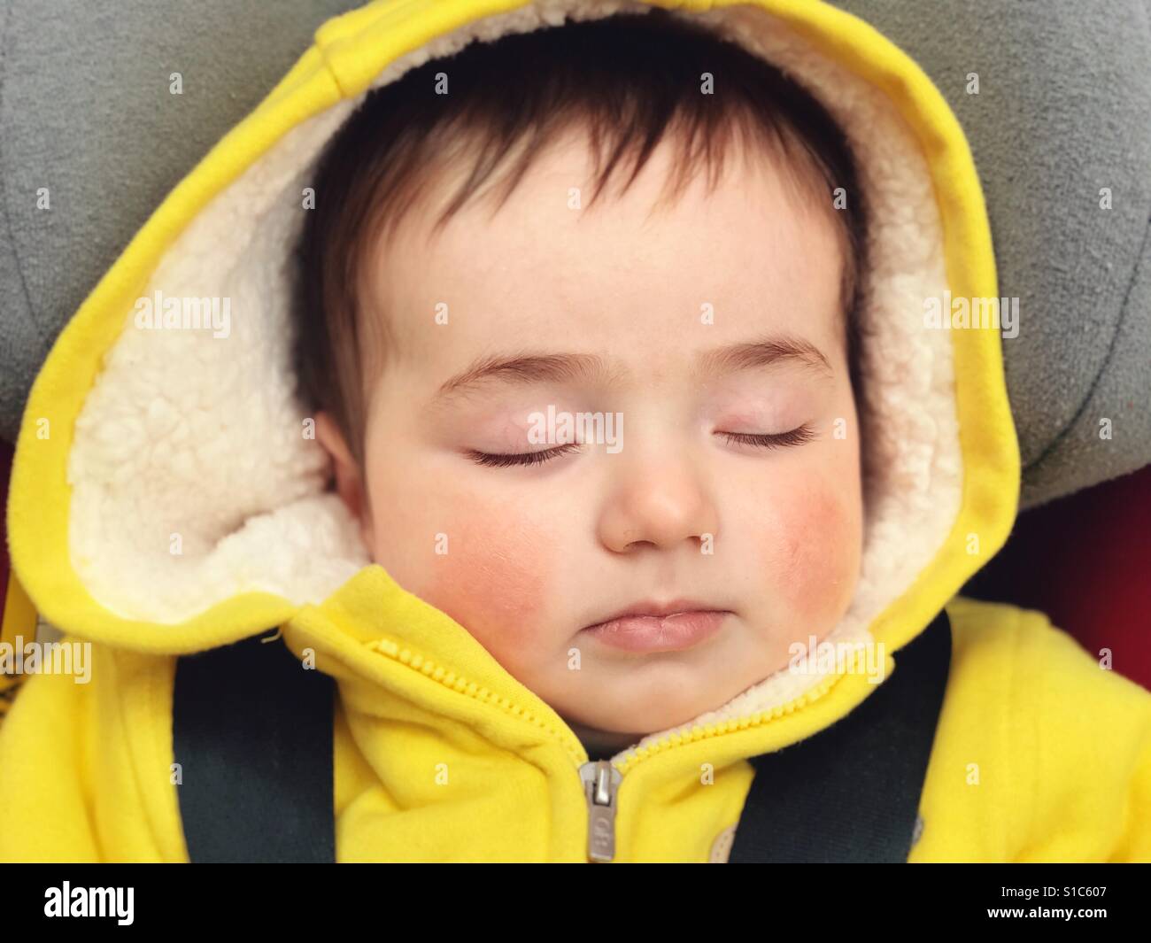 Bébé dort dans la voiture de bébé Banque D'Images