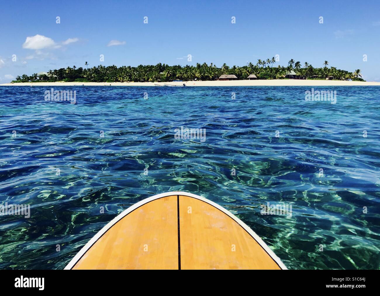 L'île de Tavarua à partir de l'eau sur un stand up paddle board. L'île de Tavarua, Fidji. - Image de stock capturée avec un smartphone