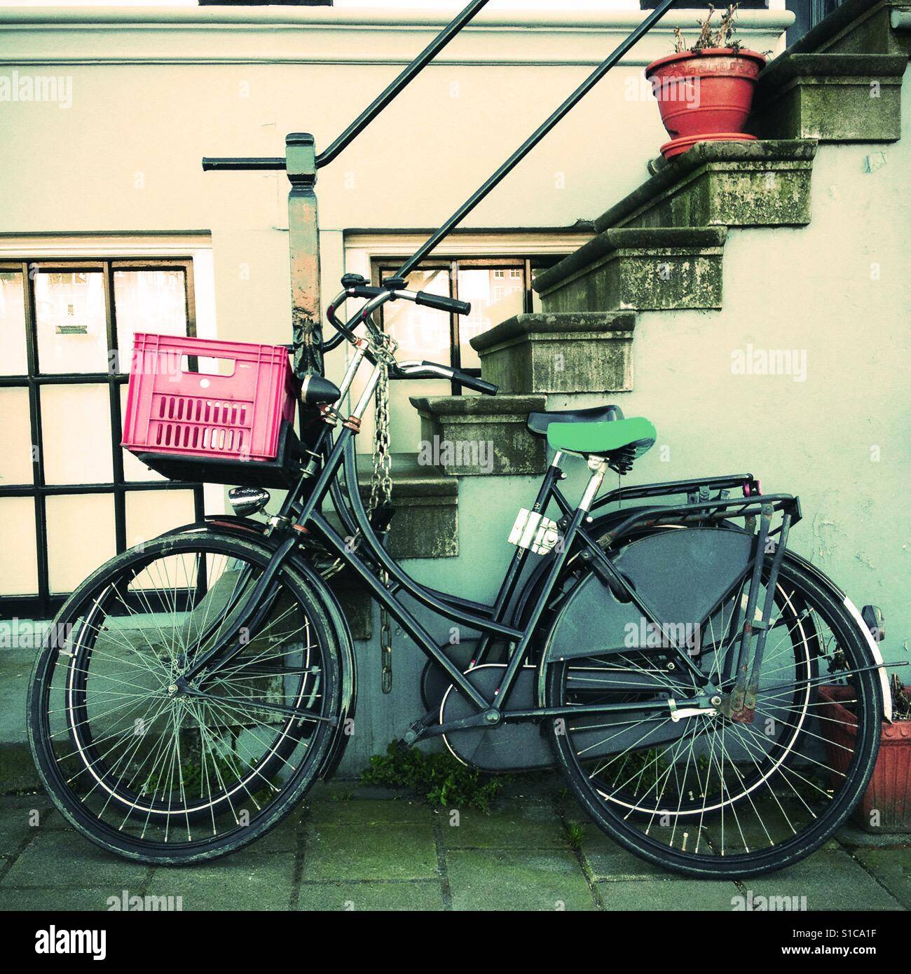Deux vélos garés dans la rue d Amsterdam, Pays-Bas Banque D'Images