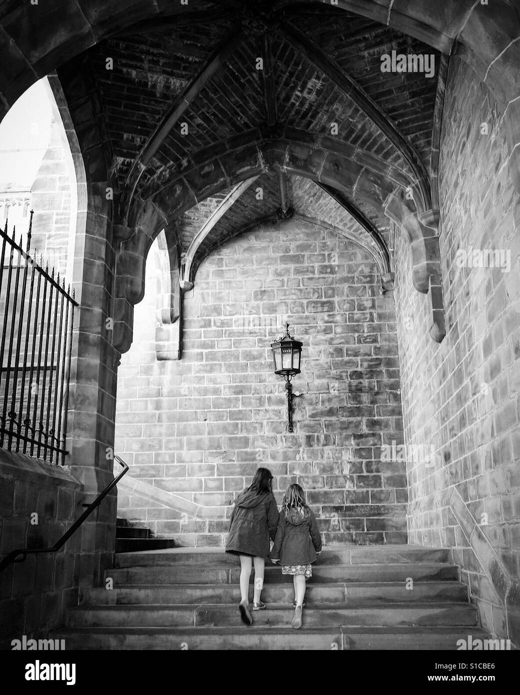 Deux jeunes filles entrant dans Cathédrale de Bradford, West Yorkshire, Royaume-Uni - Image de stock capturée avec un smartphone Deux jeunes filles entrant dans Cathédrale de Bradford, West Yorkshire, Royaume-Uni - Image de stock capturée avec un smartphone