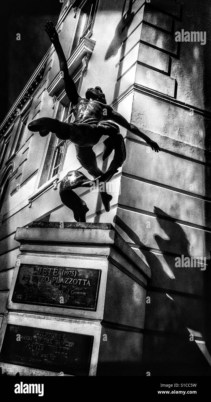 Sculpture en bronze (1975) de David Wall un danseur de ballet par Enzo Plazzotta, Millbank, Londres, Angleterre - Image de stock capturée avec un smartphone