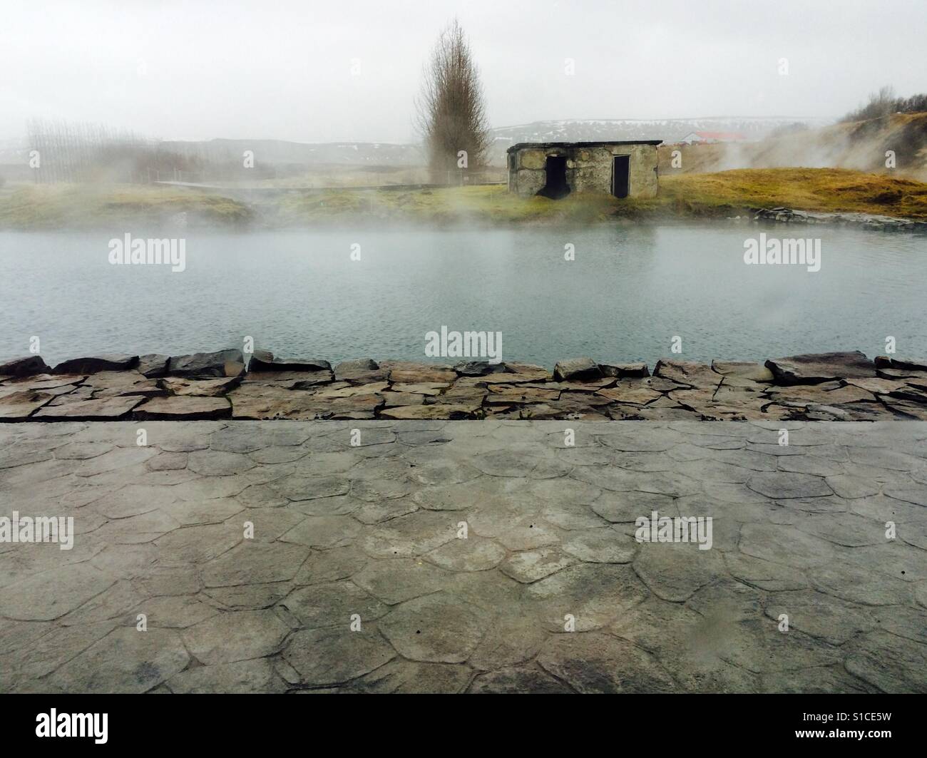 Le Secret Lagoon sources chaudes naturelles dans la région de Fludir, partie du cercle d'or dans le sud de l'Islande Banque D'Images