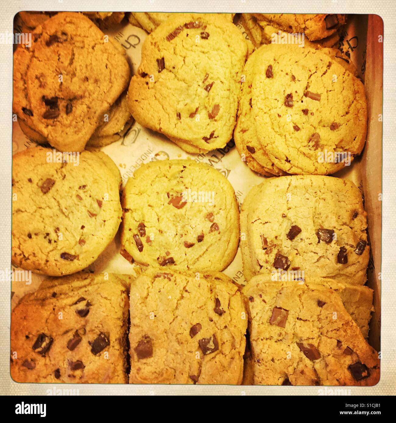 Cookies aux pépites de chocolat dans les pieux Banque D'Images