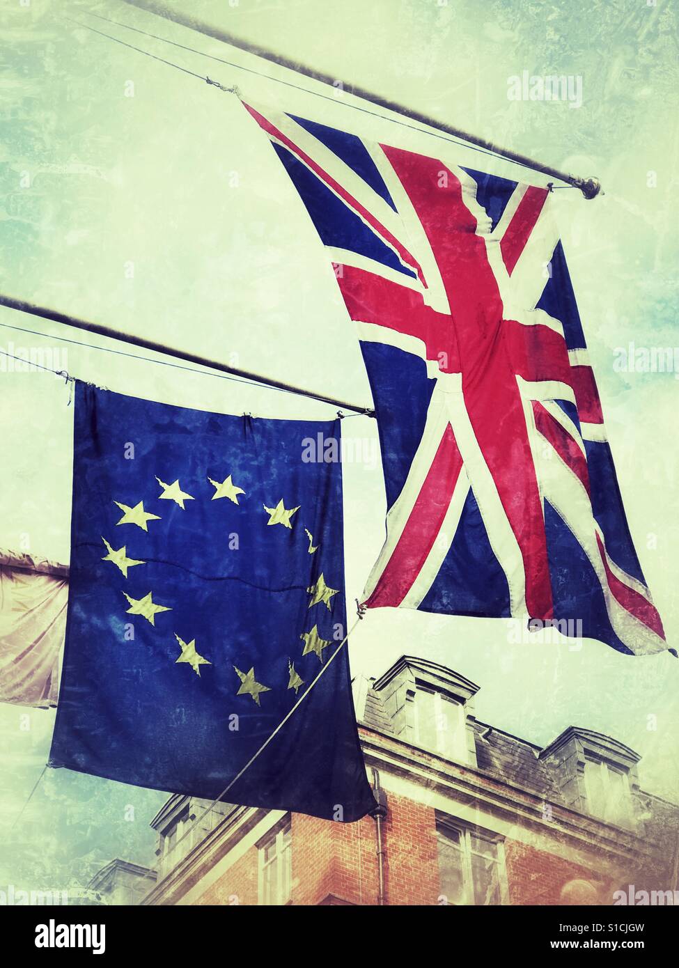 L'Union Jack et l'Union européenne drapeaux flottants côte à côte. Banque D'Images