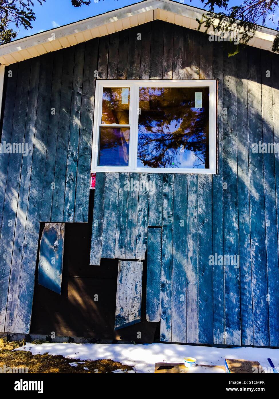 Les réparations de la maison au début du printemps - Image de stock capturée avec un smartphone