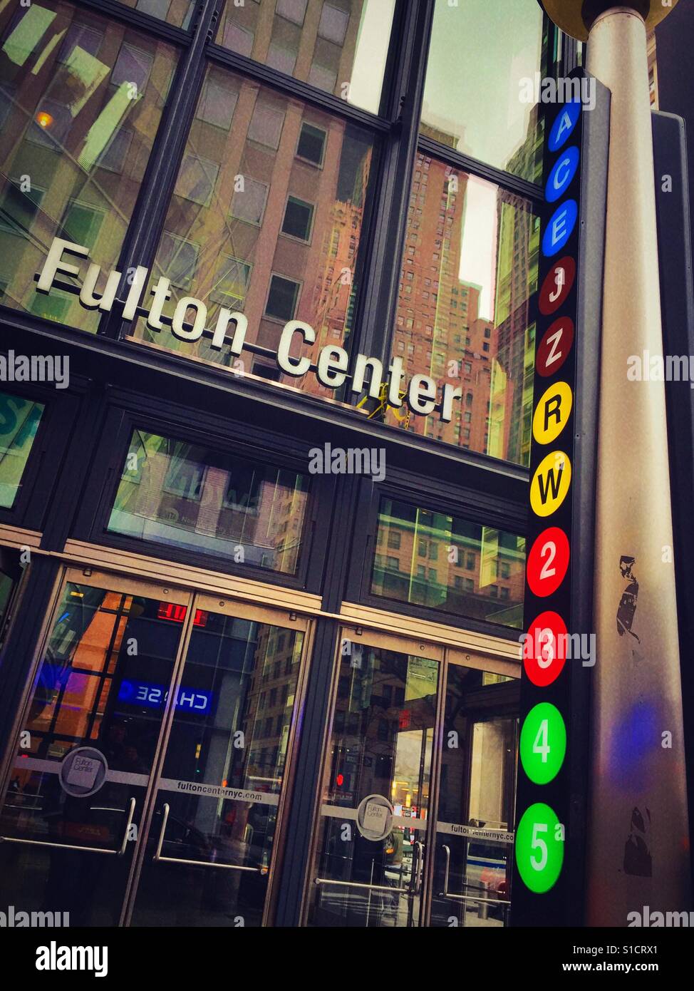 Métro ligne des symboles au centre station, Fulton , financial district, NEW YORK, USA - Image de stock capturée avec un smartphone