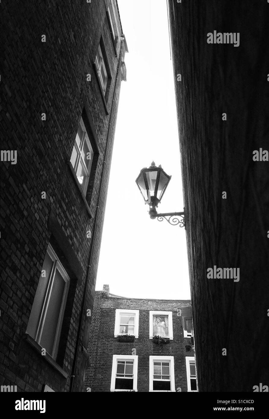 Vieille lampe de rue et étroite dans la zone de backstreet Fitzrovia London, UK. Banque D'Images