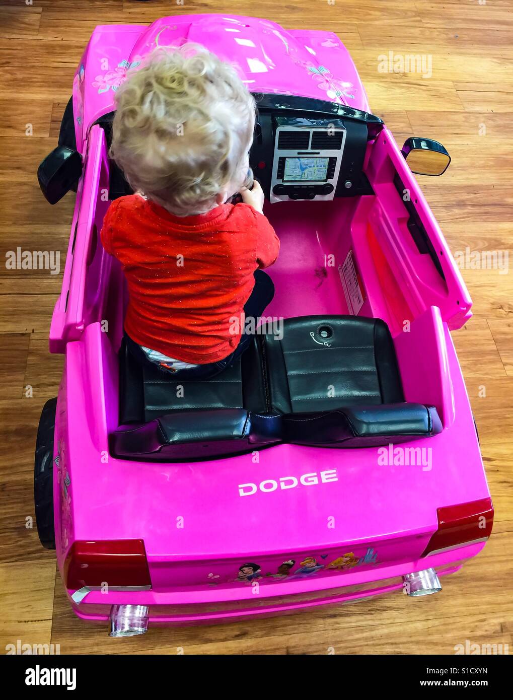 Tout-petit dans une petite voiture - Image de stock capturée avec un smartphone