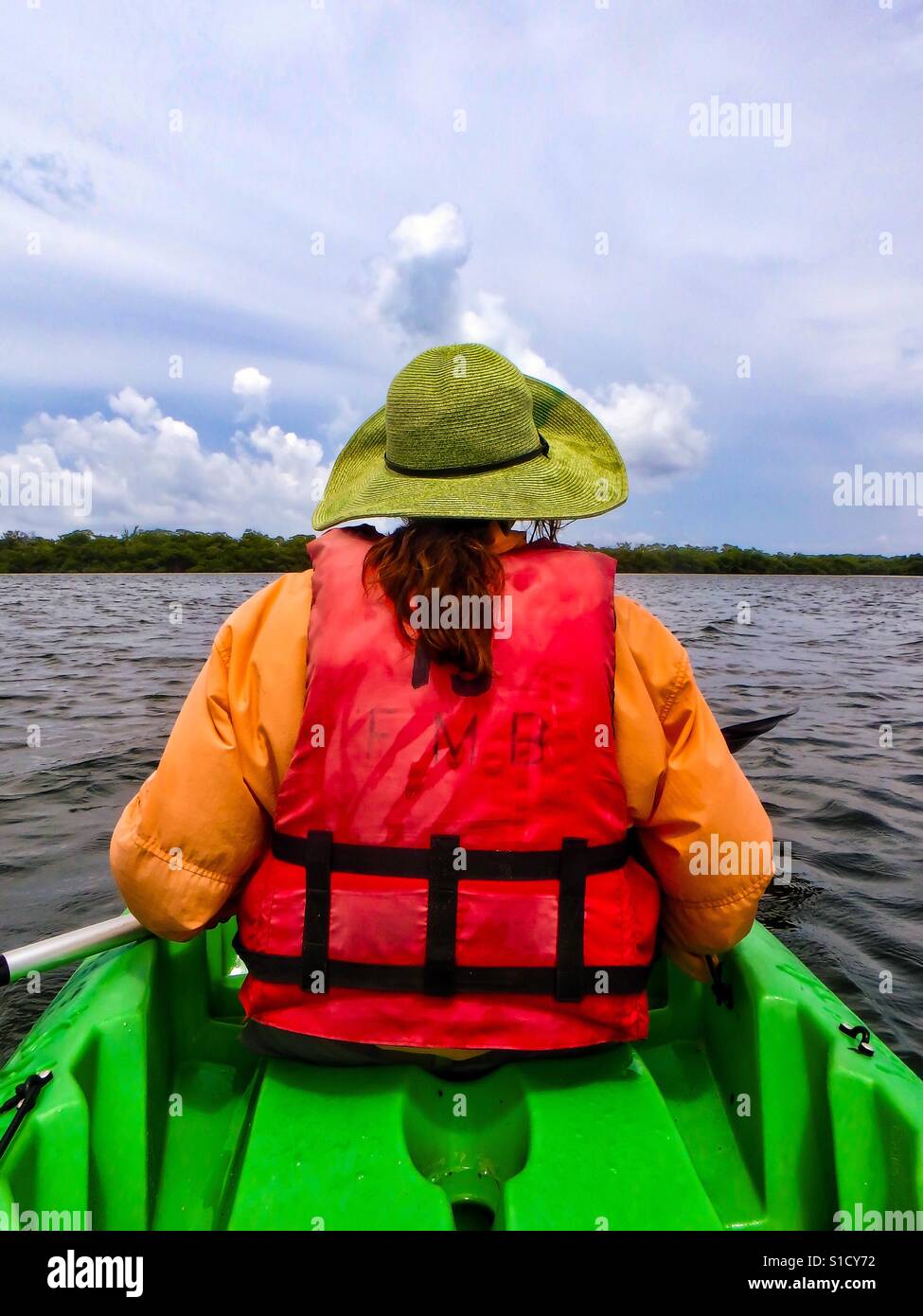 Femme en costume coloré kayaks sur le lac de la Floride. Banque D'Images