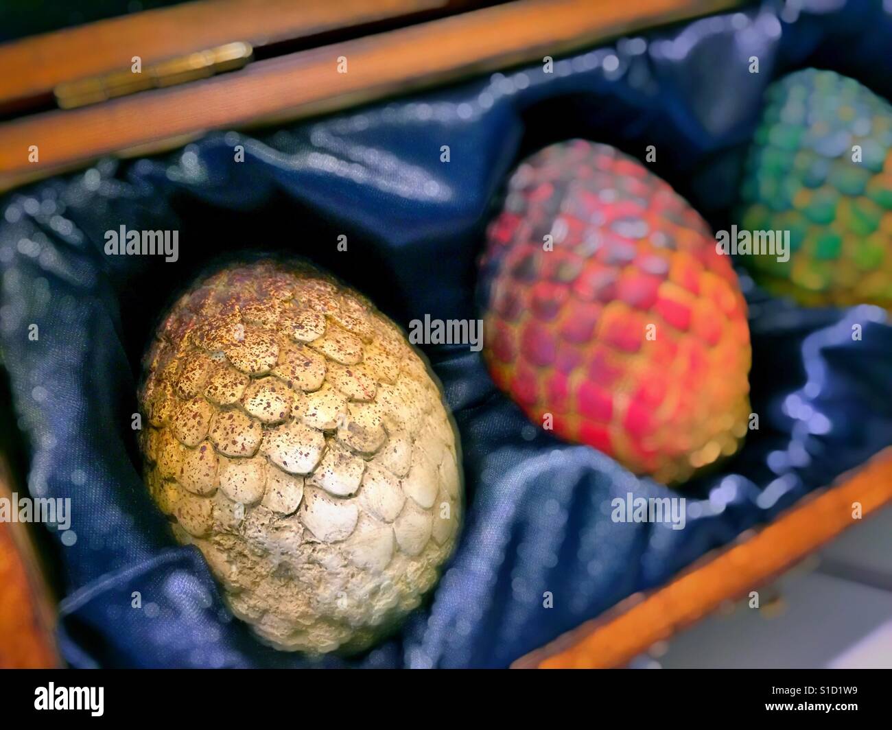 Oeufs de Dragon répliques du jeu des trônes show, HBO store, NYC, USA - Image de stock capturée avec un smartphone