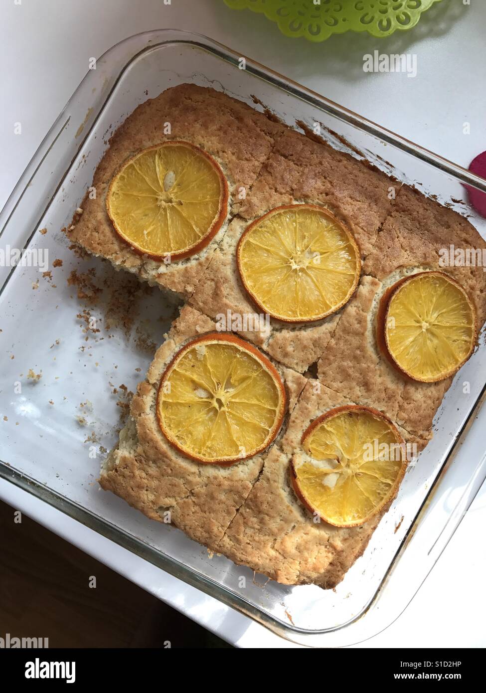 Un gâteau fait à la maison. Décorées avec des tranches d'orange. Banque D'Images