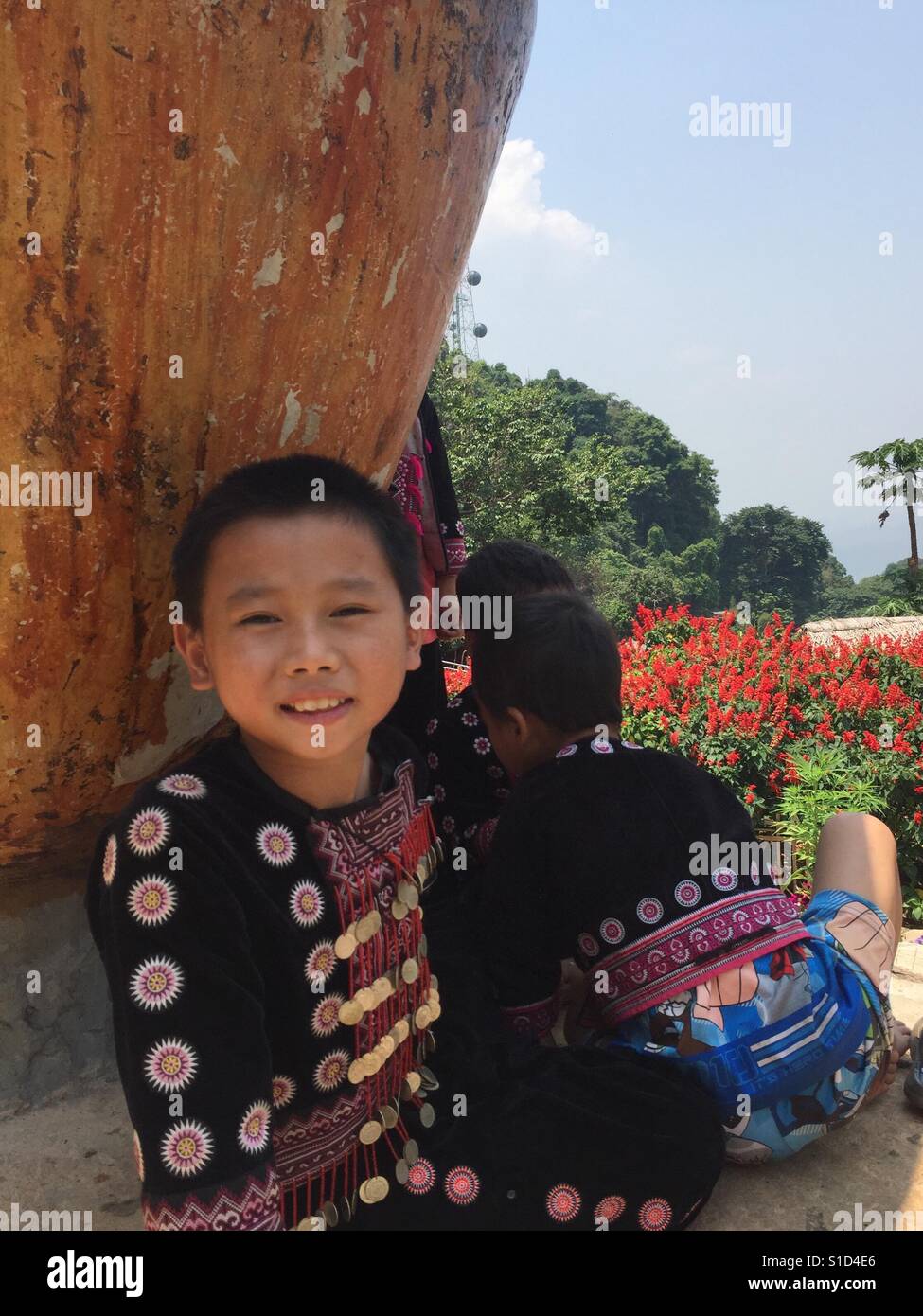La tribu Hmong cherchant l'enfant à l'abri de la chaleur du soleil à la montagne Doi PVE, Chiang Mai, Thaïlande. Banque D'Images